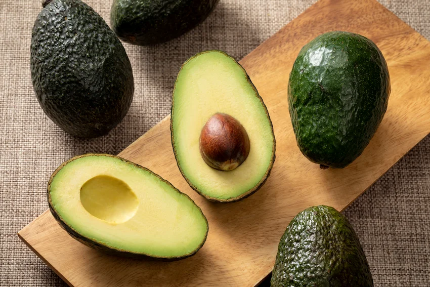 아보카도 효능과 신선한 보관 손질법: 혈관 건강과 피부 미용 돕는 5가지 핵심 효능 (숲속의 버터 가이드)