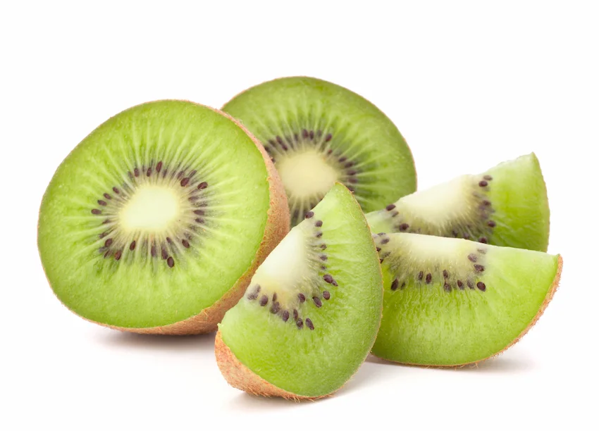 하얀 배경 위에 놓인 반으로 잘린 그린키위 두 개와 먹기 좋게 조각낸 키위 슬라이스들