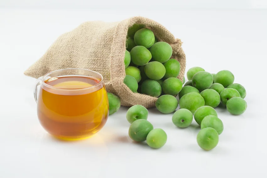 초록빛이 선명하고 알이 고른 청매실들이 가득 쌓여 있는 모습과 푸른 잎사귀