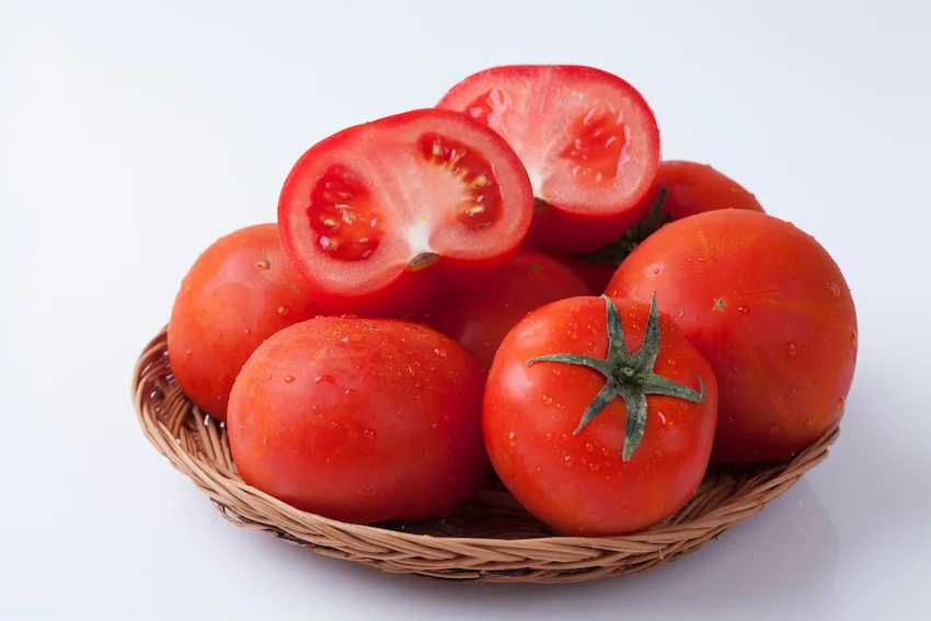 토마토 효능과 보관법: 의사가 제일 싫어하는 빨간 보약의 영양학적 가치와 라이코펜 활용 가이드
